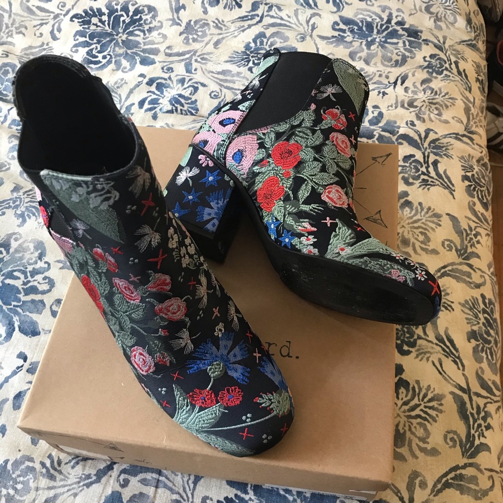NIB indigo Rd floral embroidered booties 8.5